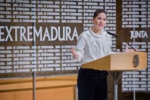 El Decreto Ley 1/2019, de 5 de febrero, de medidas urgentes sobre el Juego en Extremadura, fotografía de una mujer joven hablando en un atril